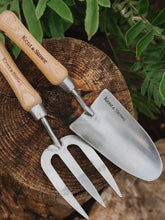 files/stainlesssteelhandtrowel_kentandstowe_70100077_0080_a_lifestyle.jpg